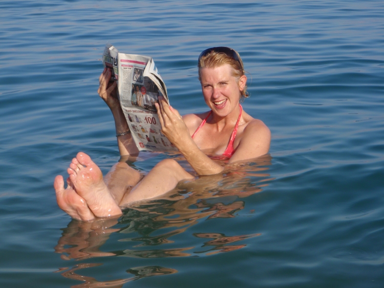 Boekje of krant lezen in de dode zee